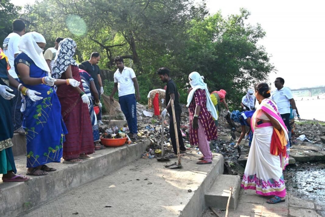 रायपुर : गांधी जयंती पर ‘सेवा मेरा योगदान’ से स्वच्छता का संदेश, हसदेव नदी के डोंगा घाट में हुआ सामूहिक श्रमदान