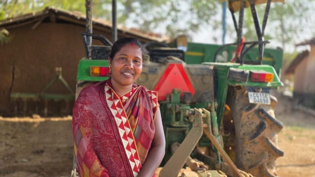 रायपुर : सेवा संकल्प अभियान : सेवा की कहानीः बिहान से बदली पुष्पा राजवाड़े की जिंदगी, टेंट व्यवसाय से शुरू हुआ सफर, ट्रैक्टर खरीदकर बनीं लखपति दीदी