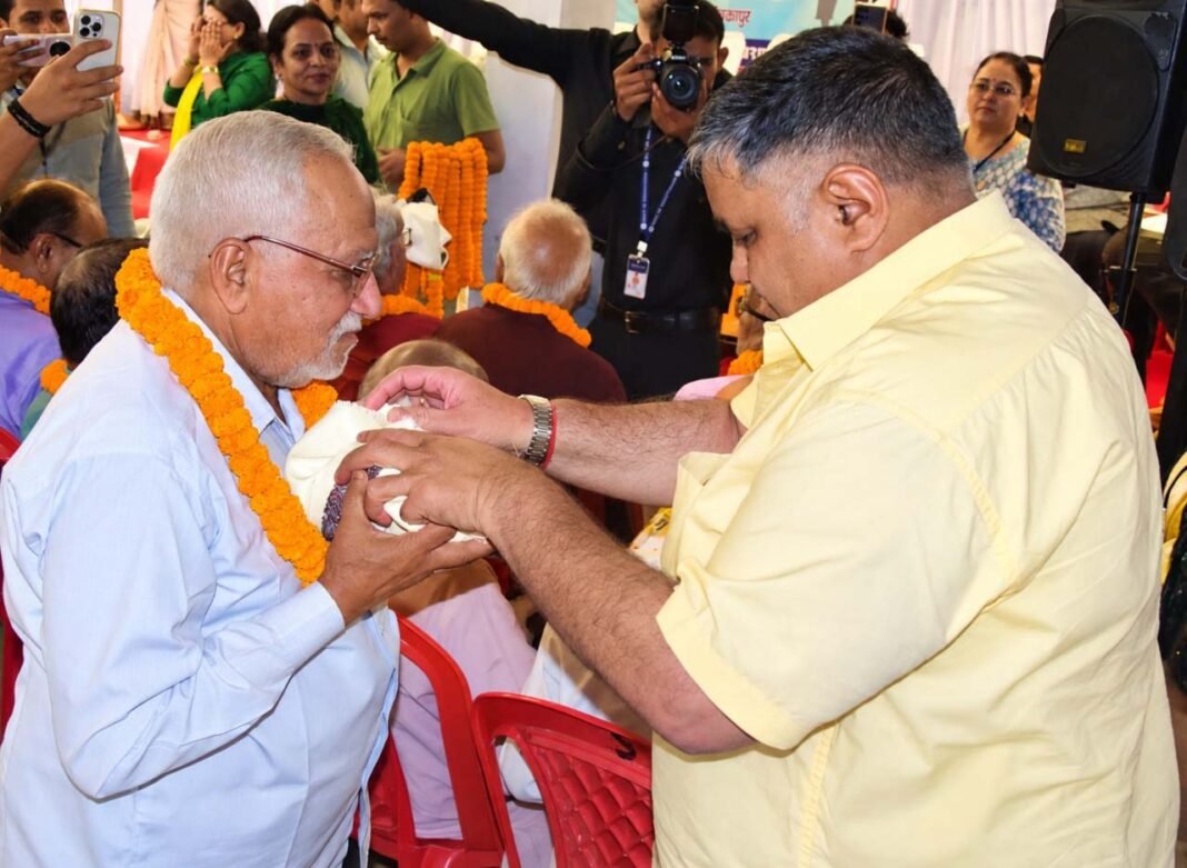 रायपुर : सेवा संकल्प अभियान : अंतर्राष्ट्रीय वृद्धजन दिवस पर सियानगुड़ी में बुजुर्गों का सम्मान, राजेश अग्रवाल ने शॉल-श्रीफल भेंट कर लिया आशीर्वाद
