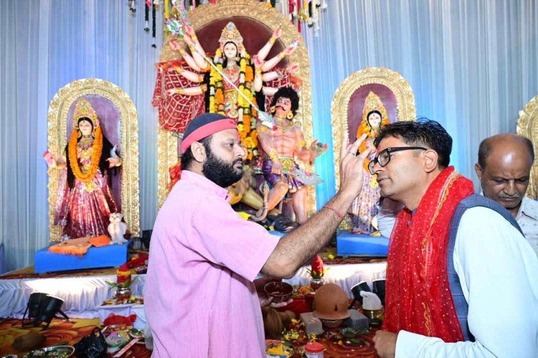 रायपुर : महानवमी पर वित्त मंत्री ओ.पी. चौधरी ने रायगढ़ के विभिन्न दुर्गा पूजा पंडालों में की माँ दुर्गा की पूजा-अर्चना