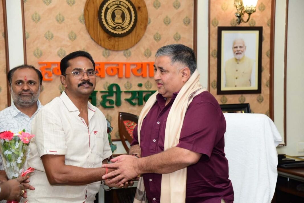 रायपुर : पर्यटन मंत्री राजेश अग्रवाल ने नवा रायपुर स्थित निवास कार्यालय में नागरिकों से की आत्मीय भेंट-मुलाकात
