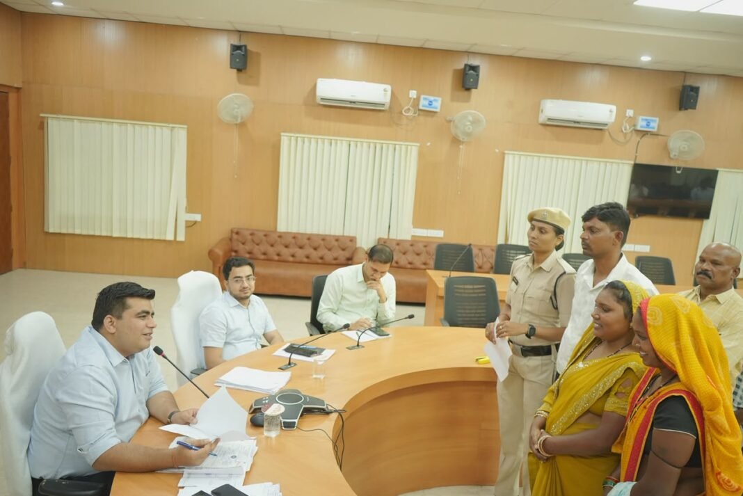 कोरबा: जनदर्शन में नागरिकों ने रखीं अपनी समस्याएं, कलेक्टर ने अधिकारियों को समयबद्ध निराकरण के दिए निर्देश