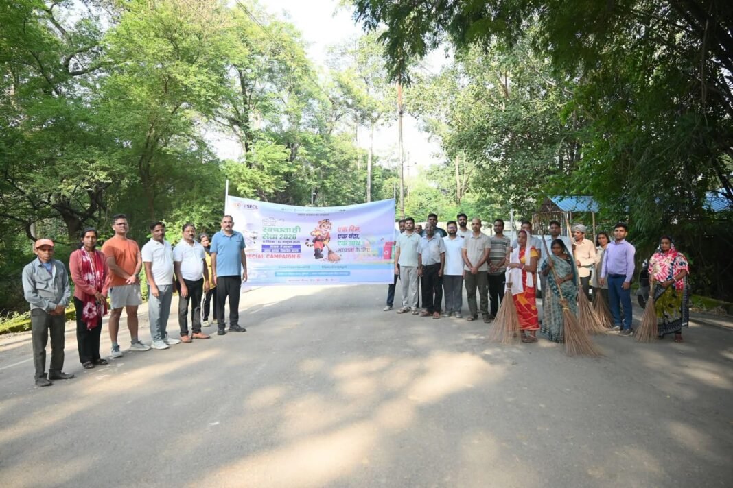 बिलासपुर : एसईसीएल ने ‘स्वच्छता ही सेवा एवं स्पेशल कैंपेन 6’ के अंतर्गत वसंत विहार कॉलोनी स्थित शिव मंदिर में चलाया विशेष स्वच्छता अभियान