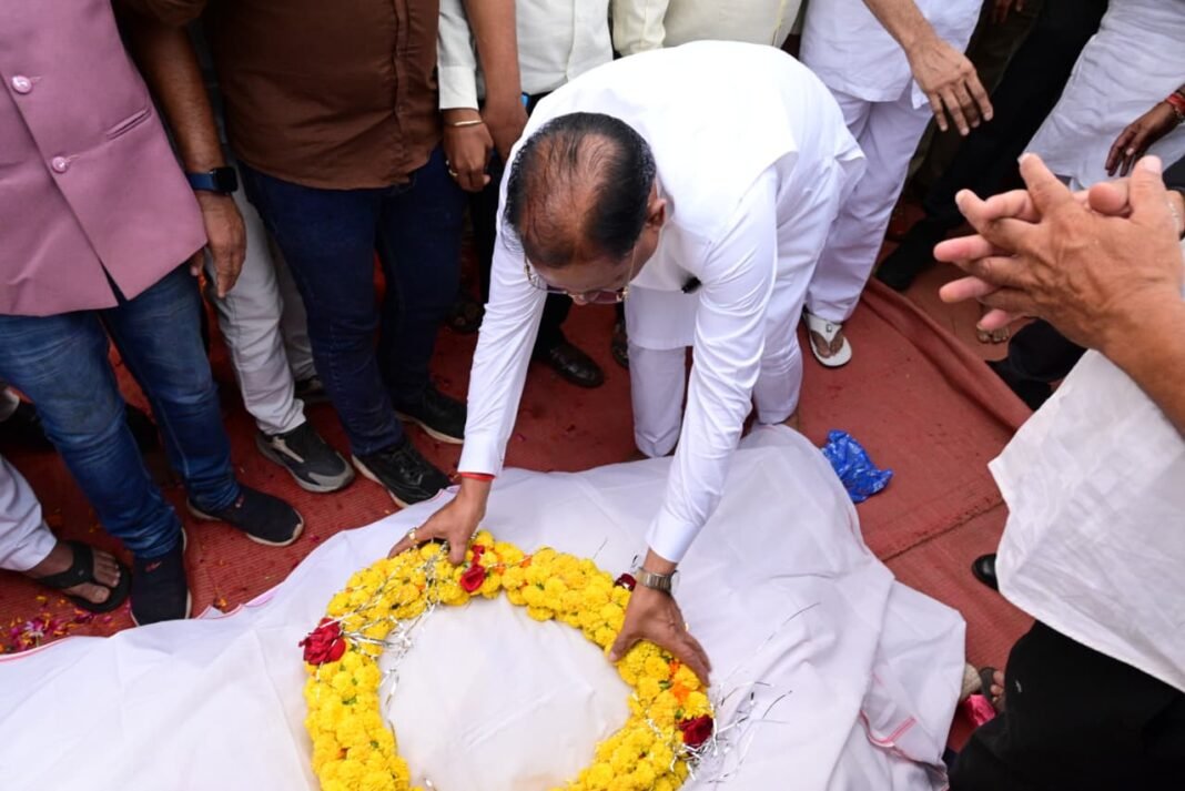 रायपुर : मुख्यमंत्री विष्णुदेव साय ने स्वर्गीय विधायक डोमनलाल कोर्सेवाड़ा को दी अंतिम विदाई