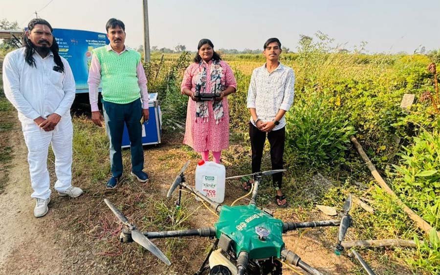 रायपुर : सेवा की कहानी : नमो ड्रोन दीदी योजना से हो रही किसानों के पैसे एवं समय की बचत