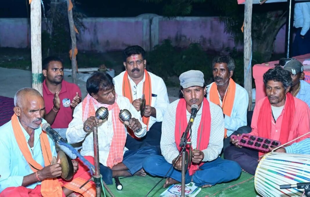 रायपुर : माता की भक्ति में रमे उप मुख्यमंत्री विजय शर्मा, हाथों में मंजीरा लेकर ग्रामीणों के साथ गाए जसगीत