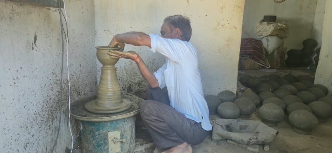 रायपुर : आधुनिक विद्युत चाक से जयराम कुम्भकार के हुनर को मिली नई पहचान, स्वरोजगार को मिला नया आधार