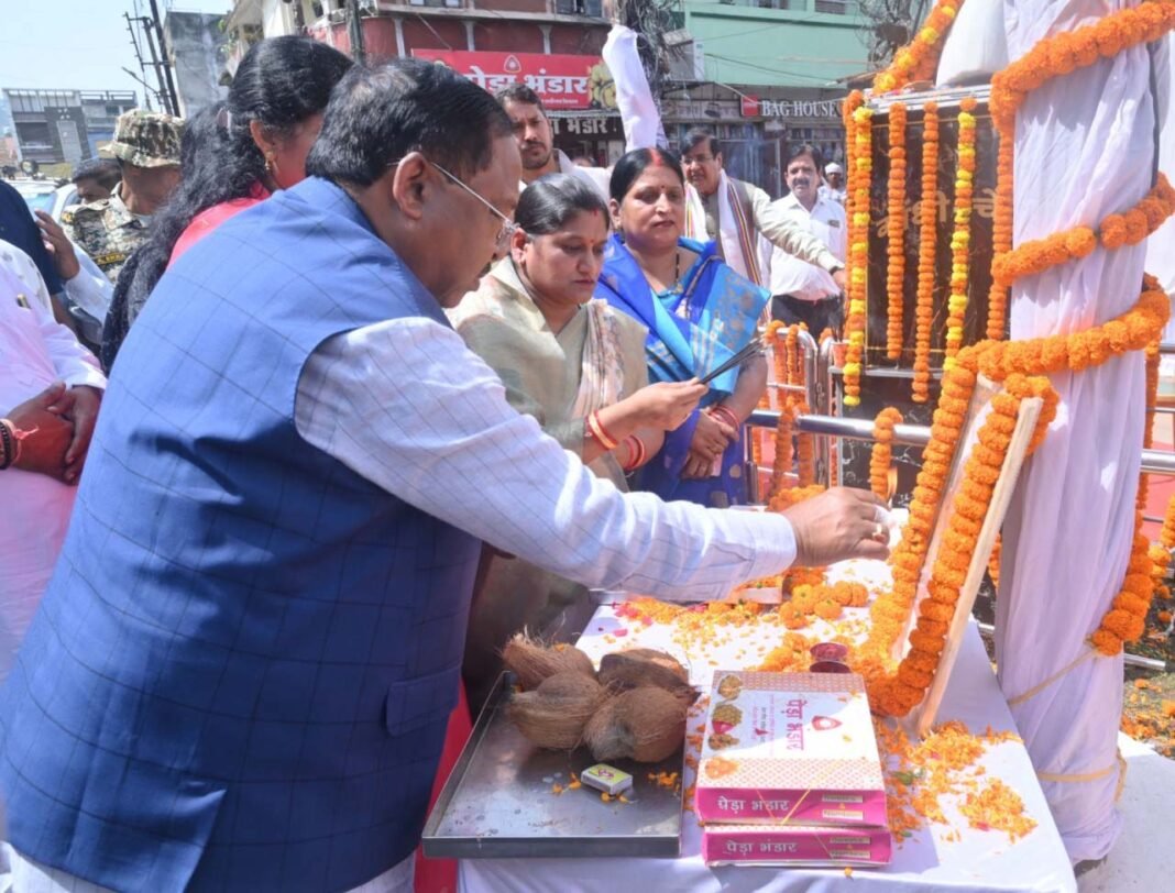 रायपुर : गांधी जयंती पर प्रभारी मंत्री रामविचार नेताम ने मनेंद्रगढ़ में महात्मा गांधी और लाल बहादुर शास्त्री को किया नमन