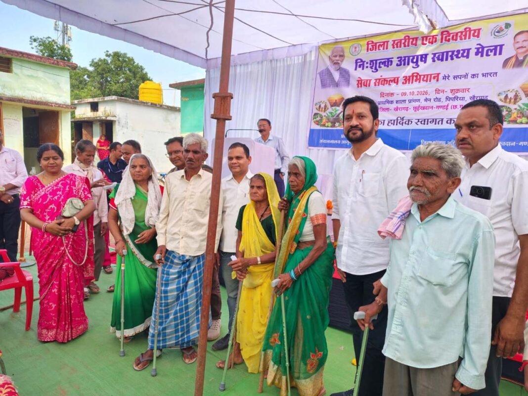 रायपुर : सेवा संकल्प अभियान के तहत जिला स्तरीय आयुष मेले में बुजुर्गों को वितरित किए गए सहायक उपकरण