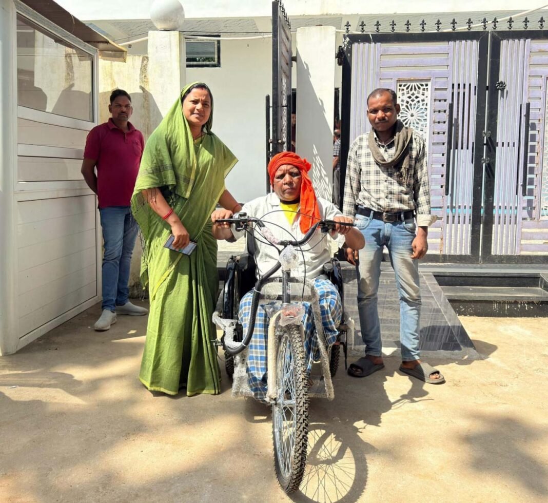 रायपुर : मंत्री लक्ष्मी राजवाड़े की त्वरित पहल से दिव्यांग हितग्राही को एक घंटे में मिली ट्राइसाइकिल