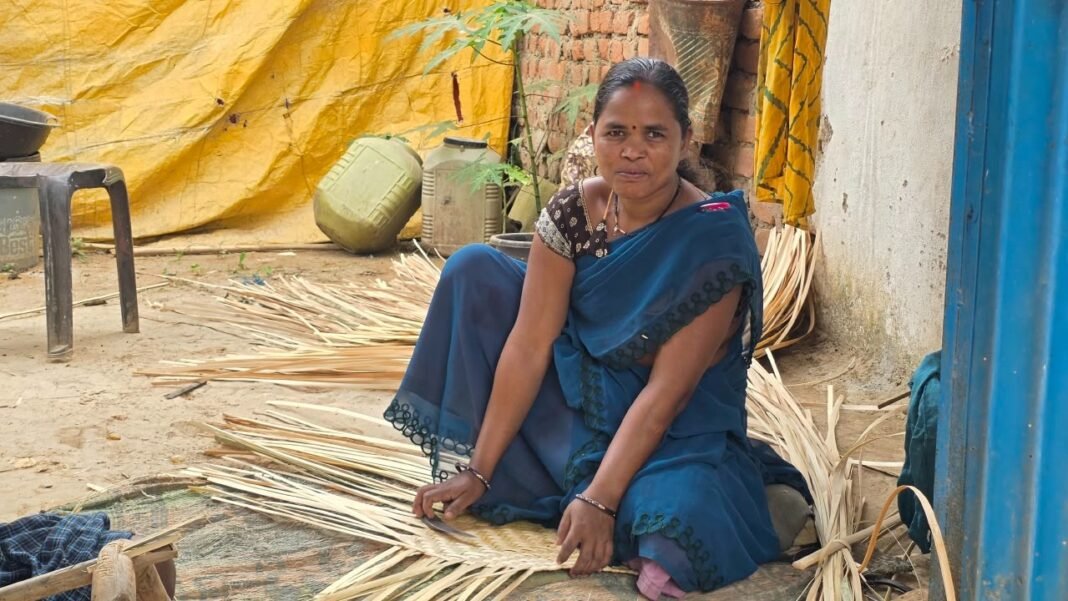 रायपुर : मुख्यमंत्री विष्णु देव साय के नेतृत्व में बिहान योजना से आत्मनिर्भर बन रहीं ग्रामीण महिलाएं, बांस शिल्प से गुड्डी ने संवारी परिवार की आर्थिक स्थिति