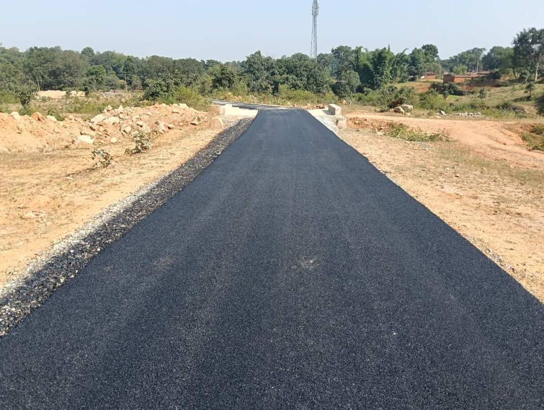 रायपुर : मुख्यमंत्री विष्णु देव साय के नेतृत्व में ग्रामीण सड़क अधोसंरचना को मिल रही मजबूती, सरगुजा के 10 गांवों को मिली बारहमासी सड़क की सौगात