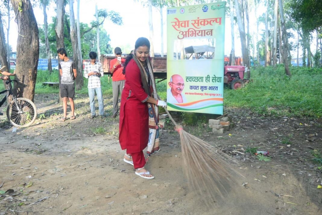रायपुर : सेवा संकल्प में झाड़ू थामकर उतरीं मंत्री लक्ष्मी राजवाड़े, श्रमदान से जगाई स्वच्छता की अलख