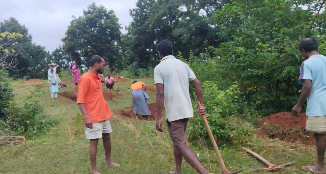 रायपुर : सेवा संकल्प अभियान-2026 : जल संरक्षण और रोजगार सृजन की मिसाल बना मानिकप्रकाशपुर, 800 स्टैगर्ड ट्रेंच से सहेजा जा रहा वर्षा जल