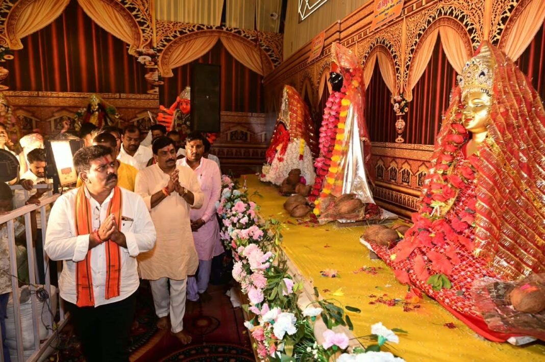 रायपुर : देवी पंडाल बने जनसमस्या निवारण के केंद्र, उप मुख्यमंत्री विजय शर्मा ने मां दुर्गा के चरणों में बैठकर सुनीं ग्रामीणों की समस्याएं