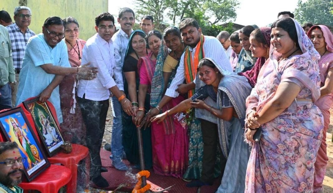 रायपुर : मुख्यमंत्री विष्णु देव साय के नेतृत्व में गांवों के विकास और बुनियादी सुविधाओं के विस्तार को मिल रही प्राथमिकता – राजस्व मंत्री वर्मा
