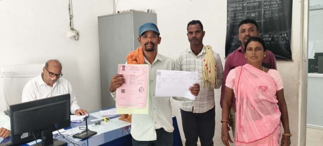 रायपुर : सेवा संकल्प अभियान : सेवा की कहानी’ : ’रजिस्ट्री के साथ नामांतरण ने बचाया समय, किसान चंद्रशेखर को नहीं लगाने पड़े अलग से कार्यालय के चक्कर