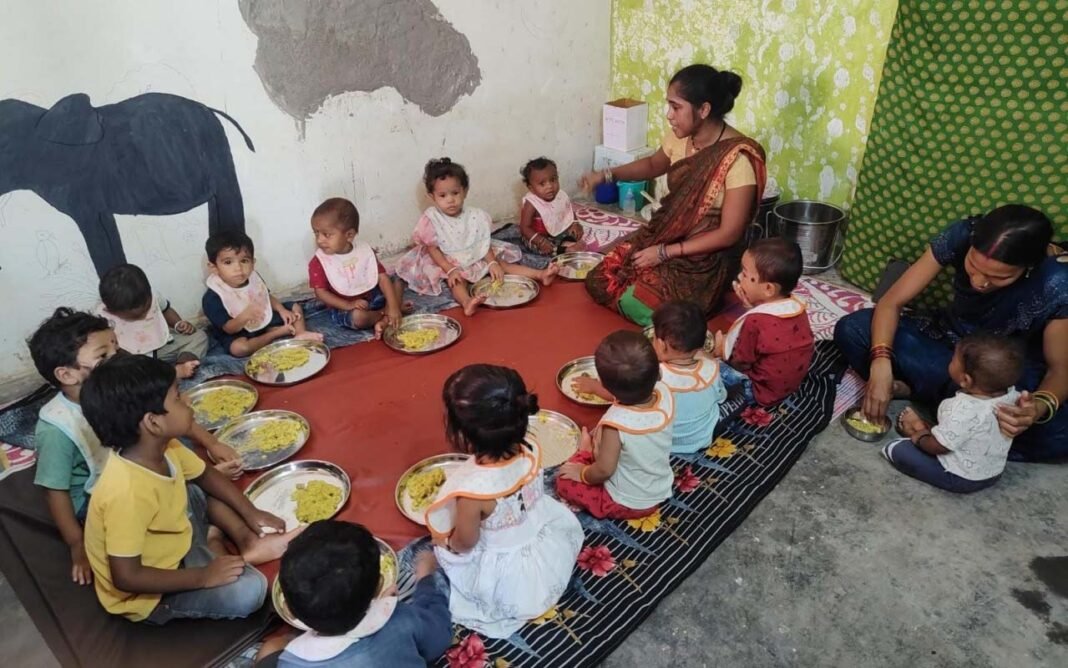 रायपुर : ​’लइका घर’ से संवर रहा ग्रामीण बचपन : कुपोषण पर प्रहार और शिक्षा की मजबूत नींव