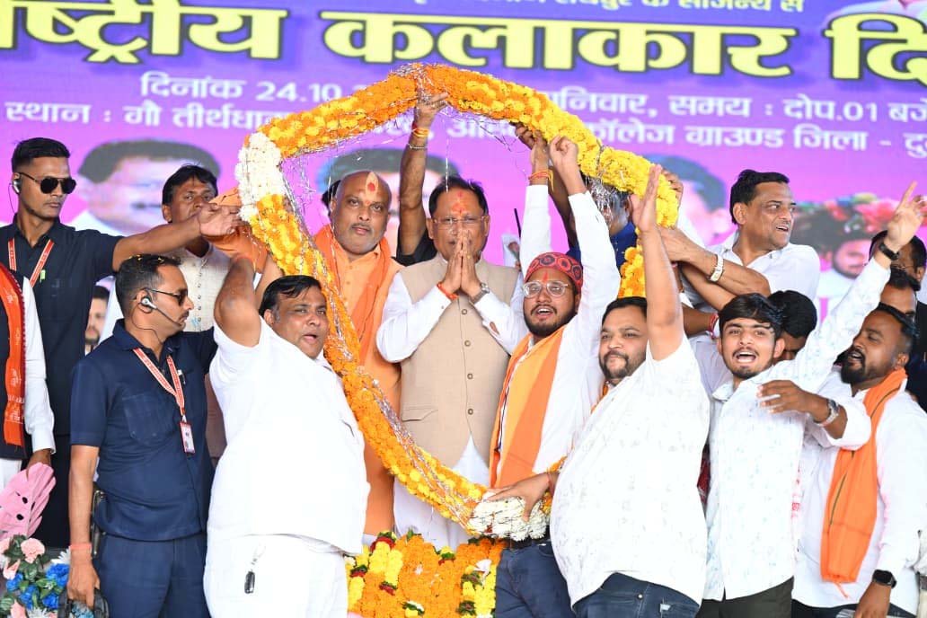 रायपुर : अंतर्राष्ट्रीय कलाकार दिवस पर बानबरद में आयोजित पंडवानी महासम्मेलन में शामिल हुए मुख्यमंत्री विष्णुदेव साय