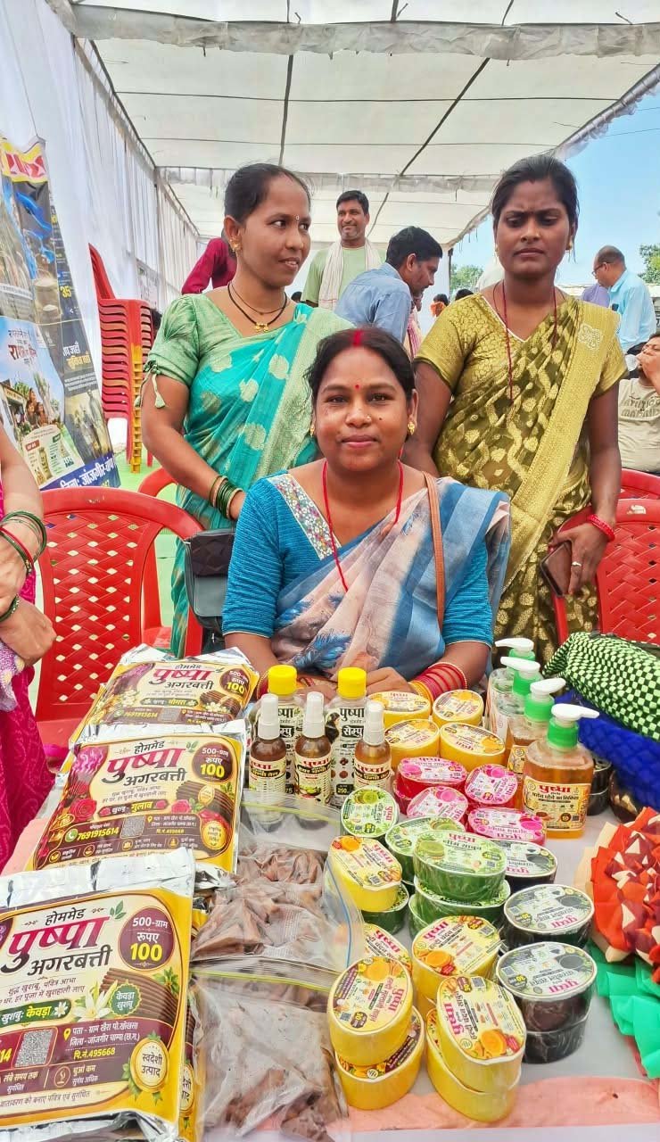 रायपुर : ’सेवा संकल्प अभियान: सेवा की कहानी’ : बिहान योजना से पुष्पा देवी महंत के हुनर को मिली नई पहचान, घरेलू उत्पादों के निर्माण से आत्मनिर्भरता की ओर बढ़ाए कदम