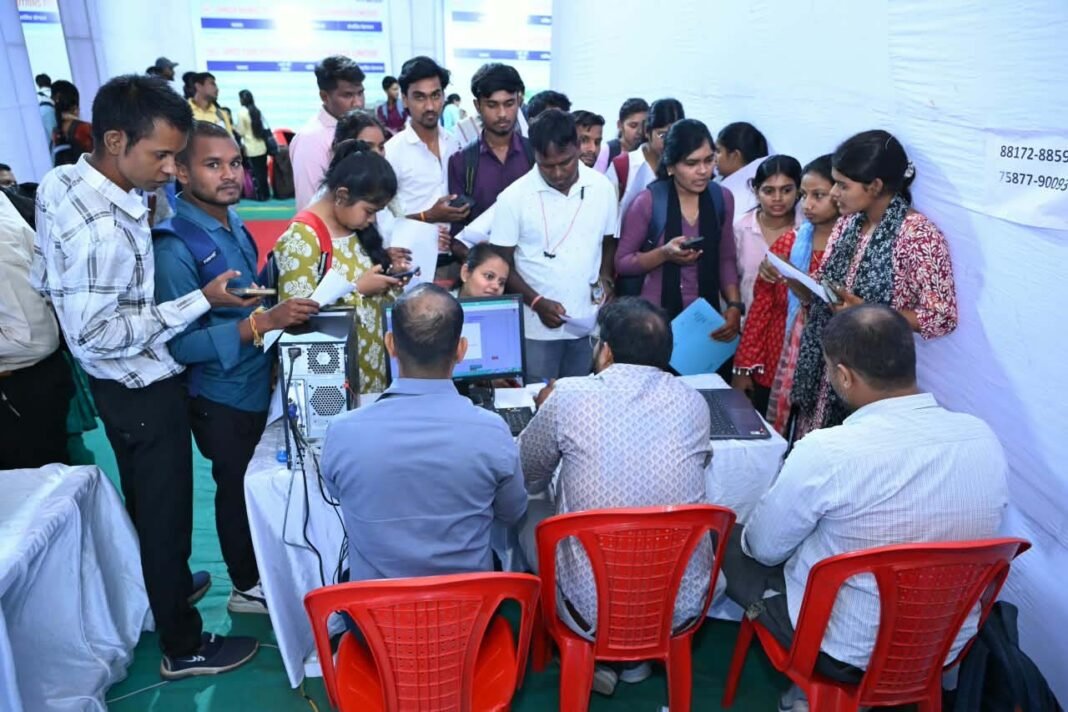 रायपुर : राज्य स्तरीय रोजगार मेले के पहले दिन 5,018 प्रतिभागियों ने कराया पंजीयन
