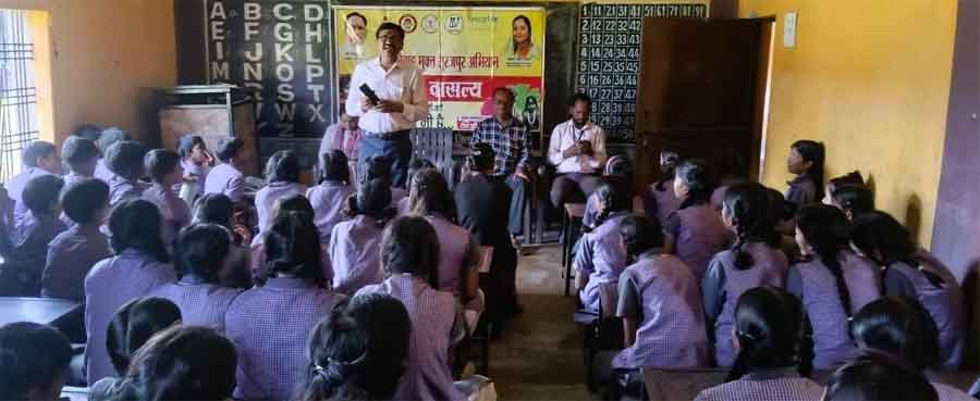 रायपुर : विद्यालयों में बाल अधिकार और सुरक्षा के प्रति विद्यार्थियों को किया जा रहा जागरूक
