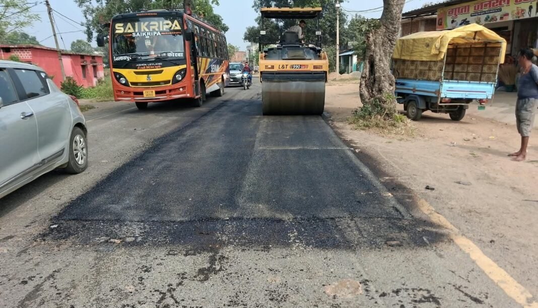 कोरबा: बारिश से क्षतिग्रस्त सड़कों की मरम्मत शुरू, 154 किलोमीटर मार्गों पर होगा बीटी पैच कार्य
