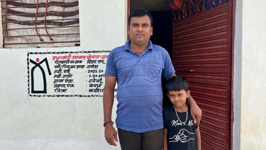 रायपुर : शासकीय योजनाओं से मिली जीवन को मजबूती, बच्चों का भविष्य संवार रहे विजय साहू