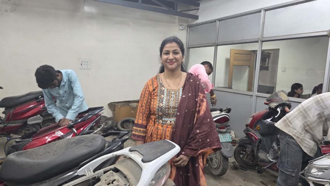 रायपुर : सेवा संकल्प अभियान : सेवा की कहानी : नौकरी मांगने वाली नहीं, रोजगार देने वाली बनीं ममता शर्मा, ईवी वर्कशॉप खोलकर 7 लोगों को दिया काम