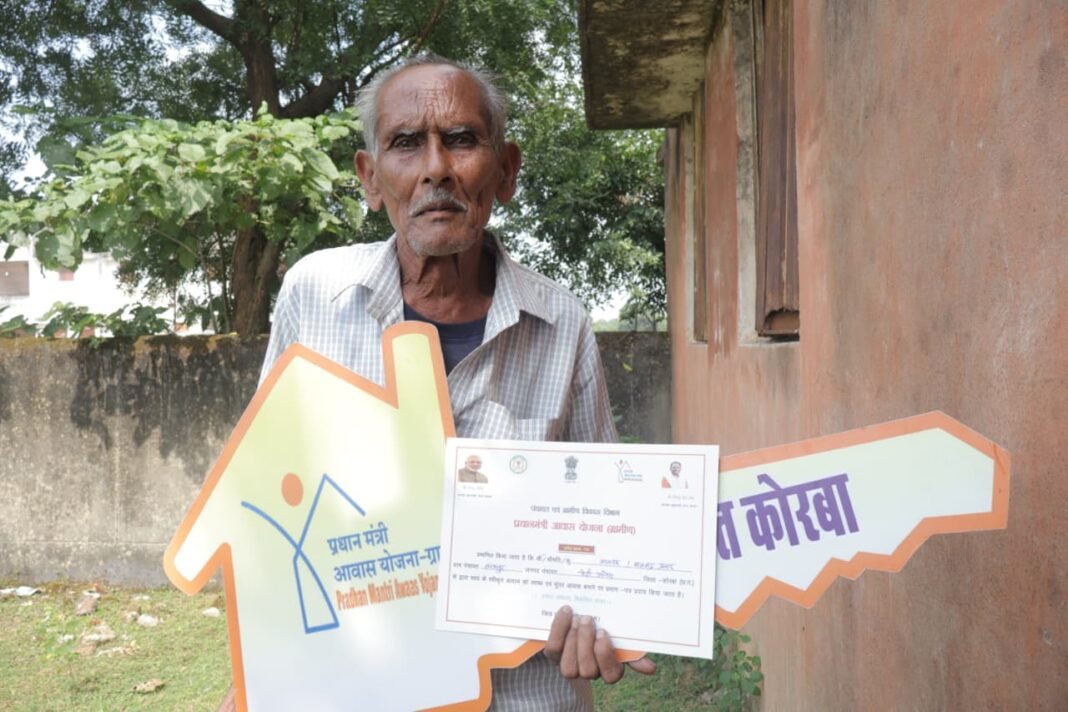 KORBA : सेवा की कहानी : सेवा सेतु शिविर में कचरबाई और सदानंद को मिली प्रधानमंत्री आवास की चाबी