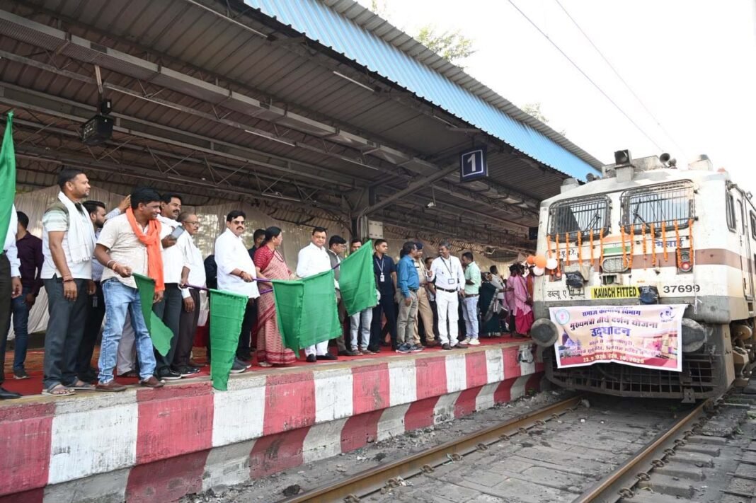 रायपुर : कैबिनेट मंत्री लखनलाल देवांगन ने कोरबा रेलवे स्टेशन से भारत गौरव टूरिस्ट ट्रेन को हरी झंडी दिखाकर किया रवाना, बुजुर्गों को दी शुभकामनाएं
