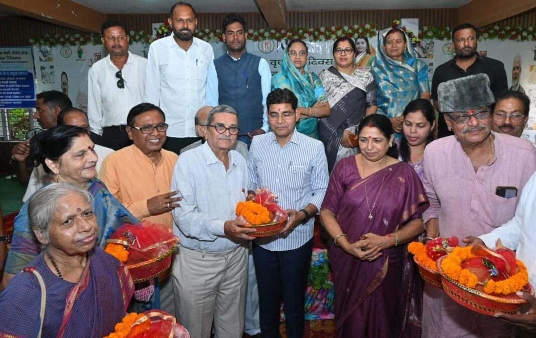 रायपुर : वरिष्ठजन समाज के सच्चे मार्गदर्शक, उनका सम्मान ही हमारा वास्तविक गौरव – राजस्व मंत्री टंक राम वर्मा