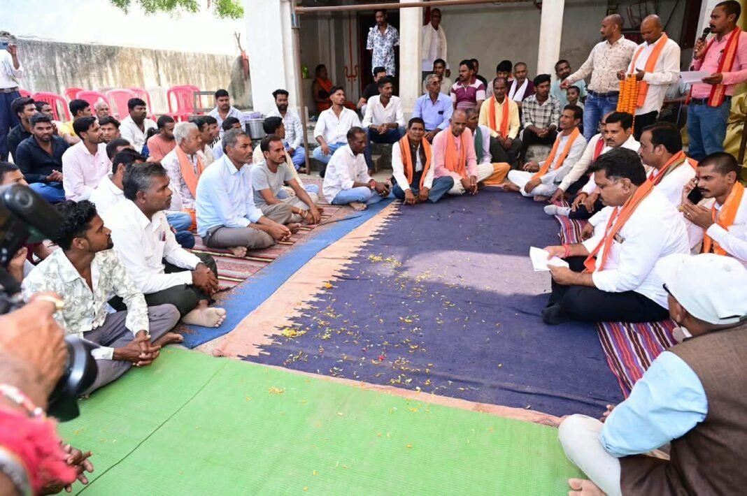 रायपुर : उपमुख्यमंत्री विजय शर्मा ने ग्राम लोहझरी में ग्रामीणों के बीच बैठकर किया सीधा संवाद