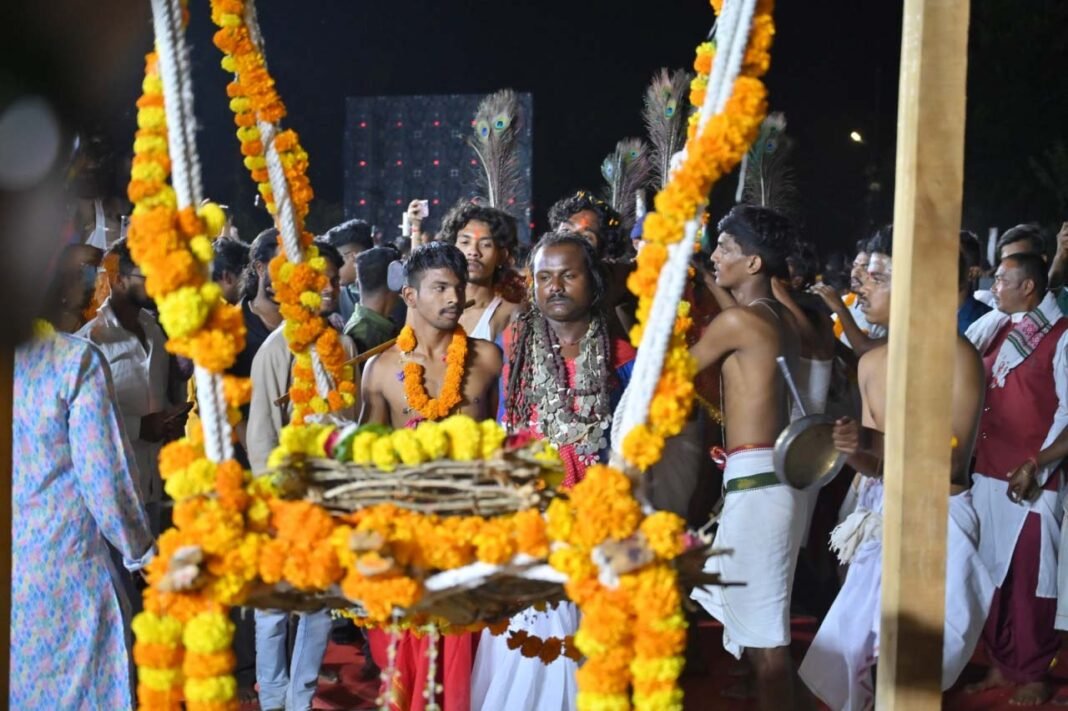 रायपुर : विश्व प्रसिद्ध बस्तर दशहरा पर्व मनाने के लिए अनुमति पूजा विधान में दिखी अपार उत्साह