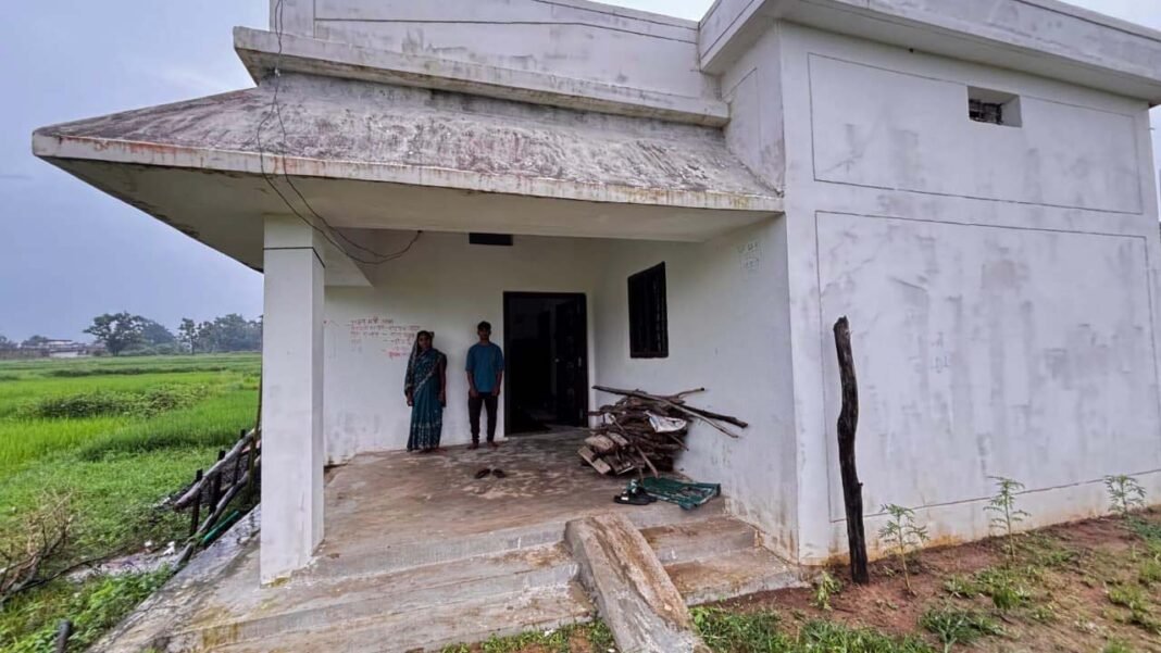 रायपुर : सेवा की कहानी : नवगईं निवासी शैलेन्द्र को दादाजी से उपहार की तरह मिला आवास