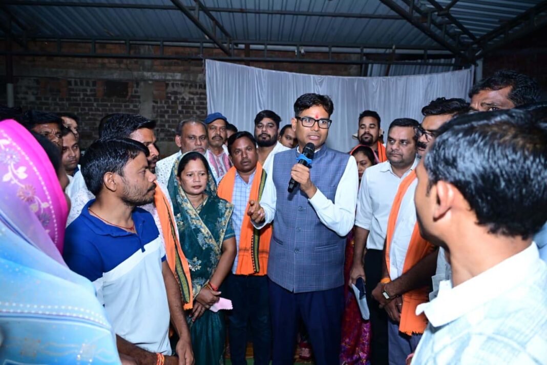 रायपुर : महानदी में बढ़ते जलस्तर से प्रभावित गांवों में पहुंचे वित्त मंत्री ओ.पी. चौधरी