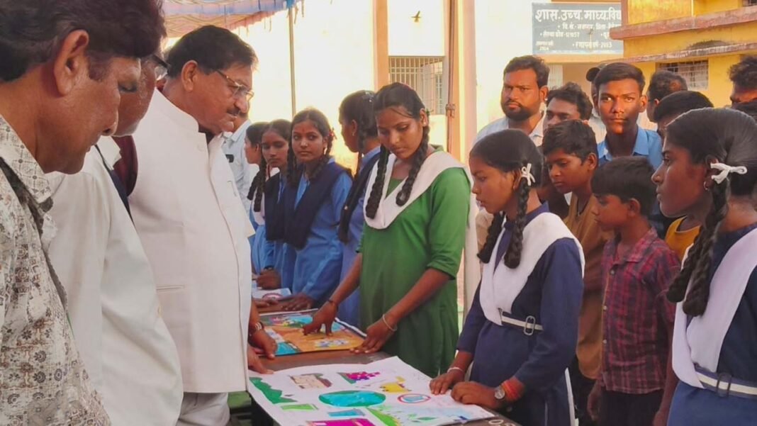रायपुर : नमो सेवा की अनकही कहानियां : मुरता में ब्लॉक स्तरीय चित्रकला एवं भाषण प्रतियोगिता, बच्चों ने उकेरा मोदी जी का सेवा संकल्प