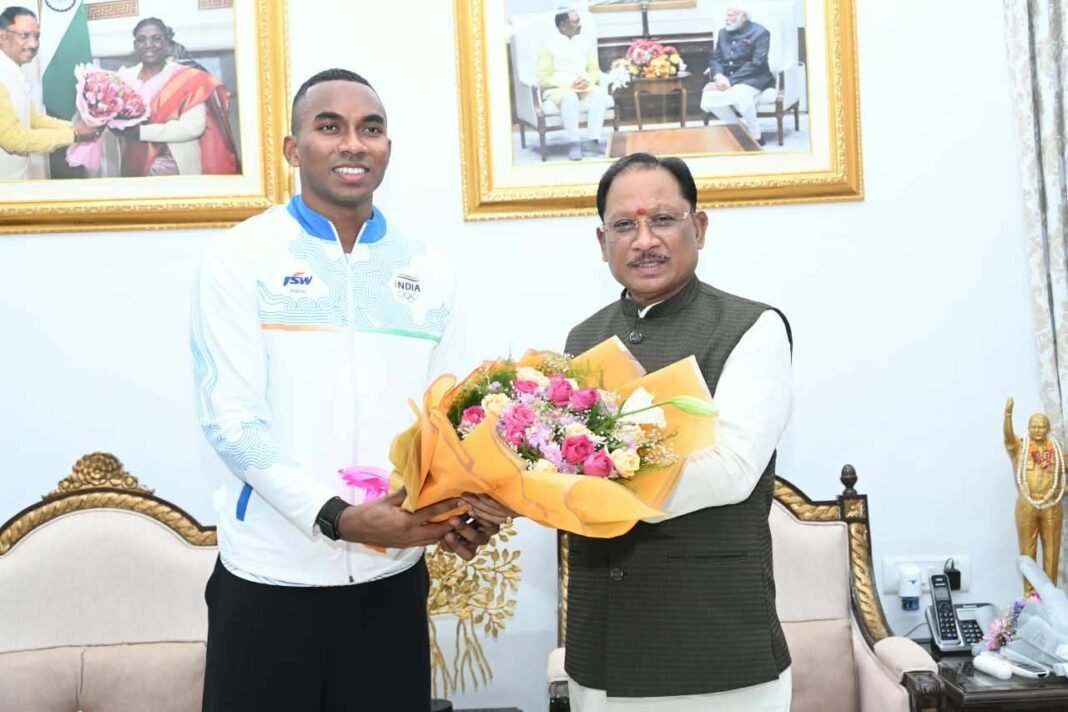 रायपुर : मुख्यमंत्री विष्णु देव साय से एशियन गेम्स के कांस्य पदक विजेता एथलीट अनिमेष कुजूर ने की सौजन्य मुलाकात