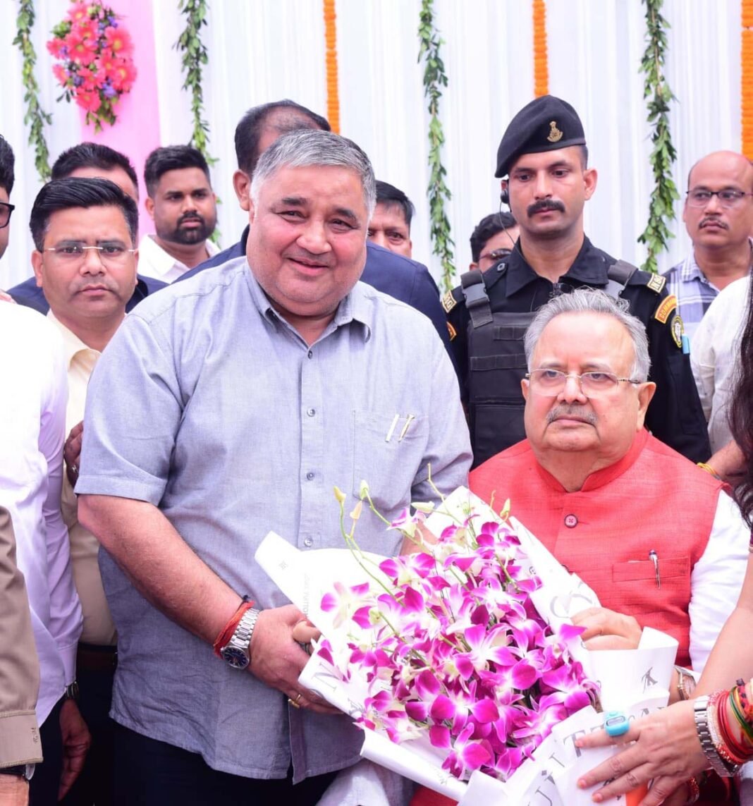 रायपुर : विधानसभा अध्यक्ष डॉ. रमन सिंह को जन्मदिन की बधाई देने पहुंचे पर्यटन मंत्री राजेश अग्रवाल