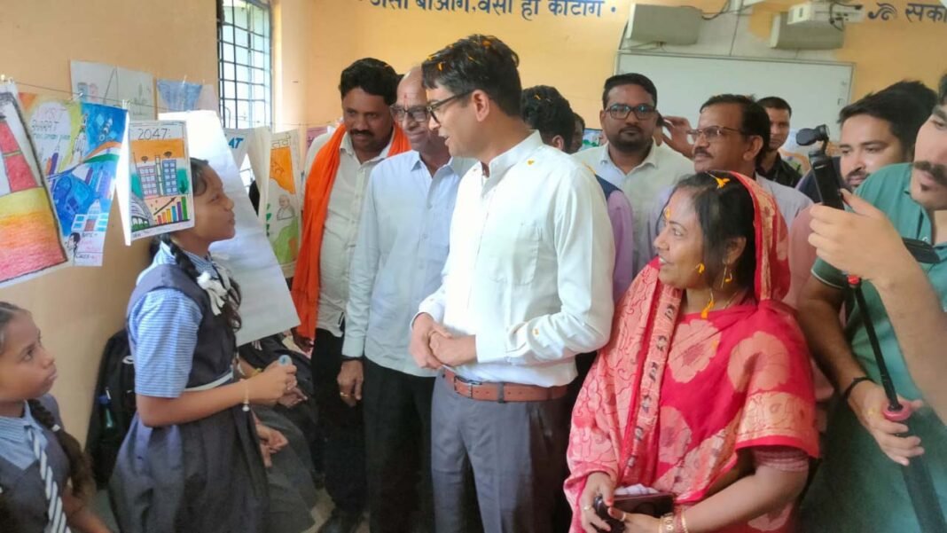 रायपुर : वित्त मंत्री ओ.पी. चौधरी ने पंचपारा में विद्यार्थियों की प्रतिभा को सराहा