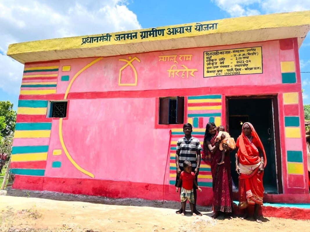 KORBA : सेवा की कहानी : अब घास-फूस की छत सुधारने जंगल नहीं जाना पड़ता, पक्के घर में सुकून से रह रहा मंगलू बिरहोर का परिवार