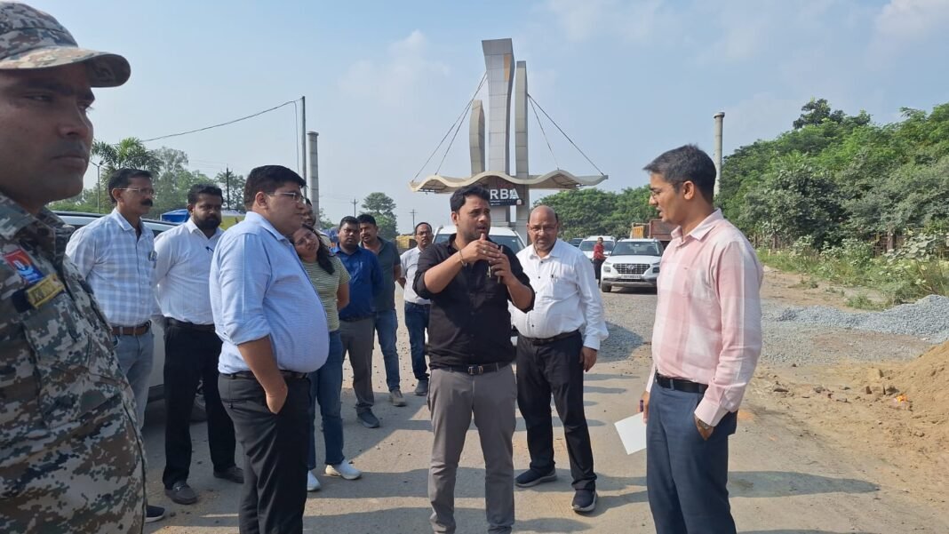 कोरबा: नागरिकों का आवागमन सुरक्षित और सुगम बनाने के लिए कलेक्टर ने किया सड़कों-पुलों का निरीक्षण