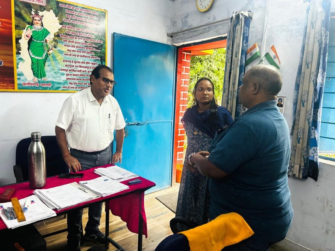 कोरबा: निर्वाचक नामावली पुनरीक्षण कार्य का प्रेक्षक ने किया निरीक्षण