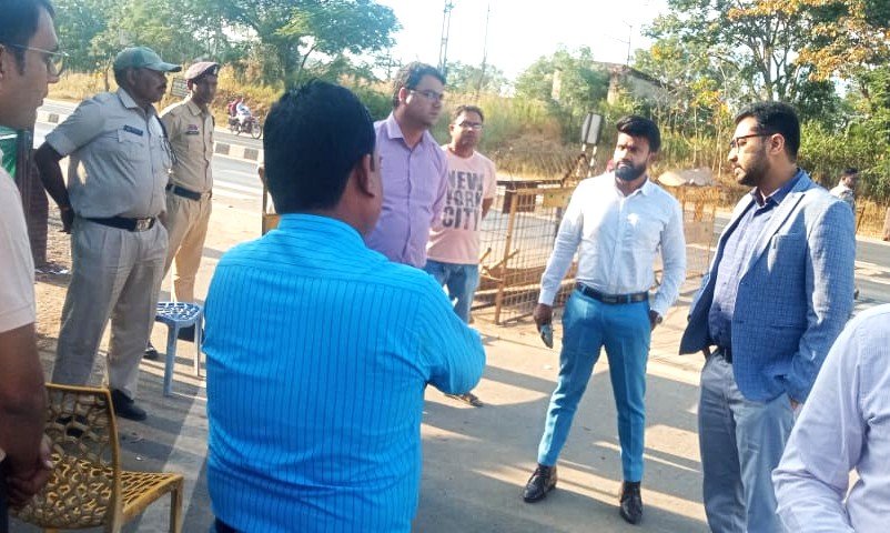 रायपुर : कलेक्टर लंगेह धान खरीदी के पूर्व तैयारियों का जायजा लेने अंतर्राज्यीय चेक पोस्ट सिंघोड़ा एवं रेहटीखोल पहुंचे