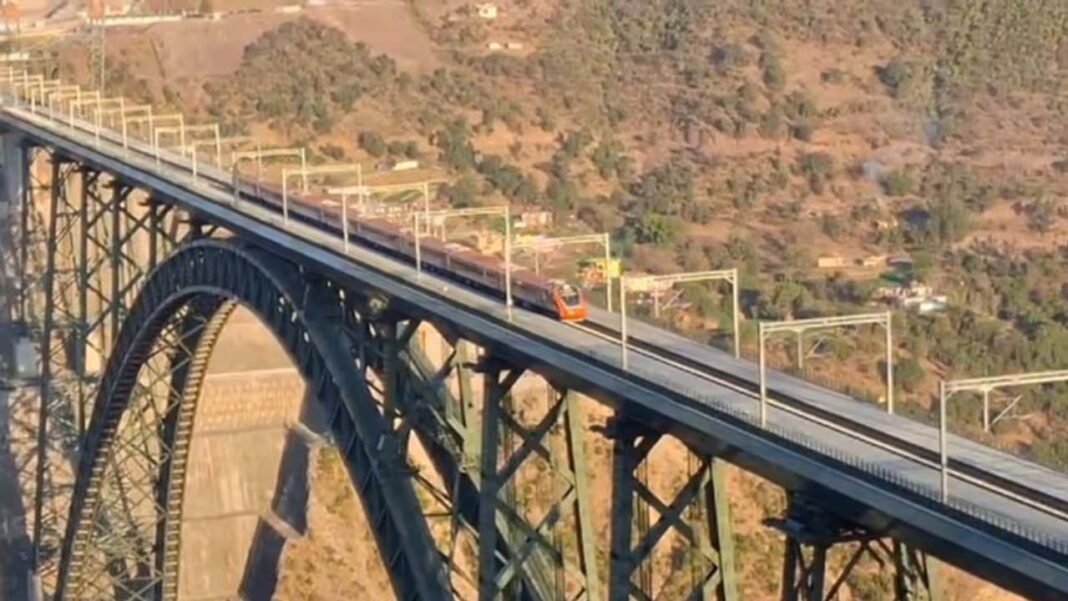 दुनिया में बजा भारत का डंका, एफिल टावर से भी ऊंचे चिनाब ब्रिज पर 100kmph से दौड़ी ट्रेन, रेलवे ने जम्मू-श्रीनगर वंदे भारत का वीडियो पोस्ट किया