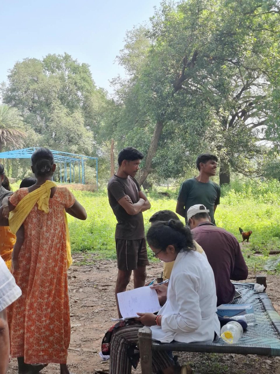 रायपुर : 8 किमी की दुर्गम राह, फिर बेंगपाल में स्वास्थ्य शिविर; 106 ग्रामीणों की हुई जांच