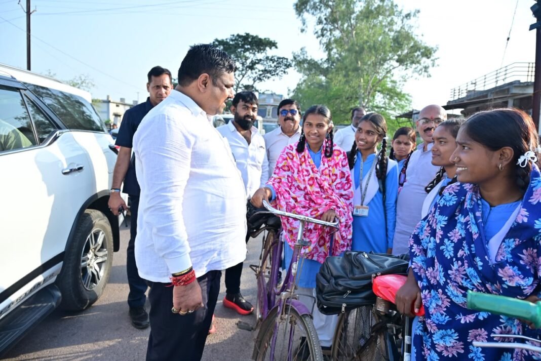 रायपुर : शिक्षा मंत्री गजेन्द्र यादव स्कूल से घर लौट रहे स्कूली बच्चों के बीच पहुंचकर सहज संवाद में जानी पढ़ाई और स्कूल की जरूरतें