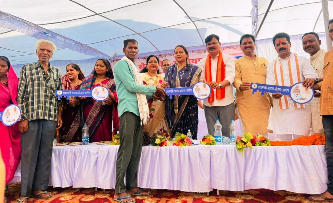 रायपुर : ‘सरकार आपके द्वार’ से गांवों तक पहुंचीं सेवाएं, जावलपुर के सेवा सेतु शिविर में एक ही स्थान पर मिला योजनाओं का लाभ