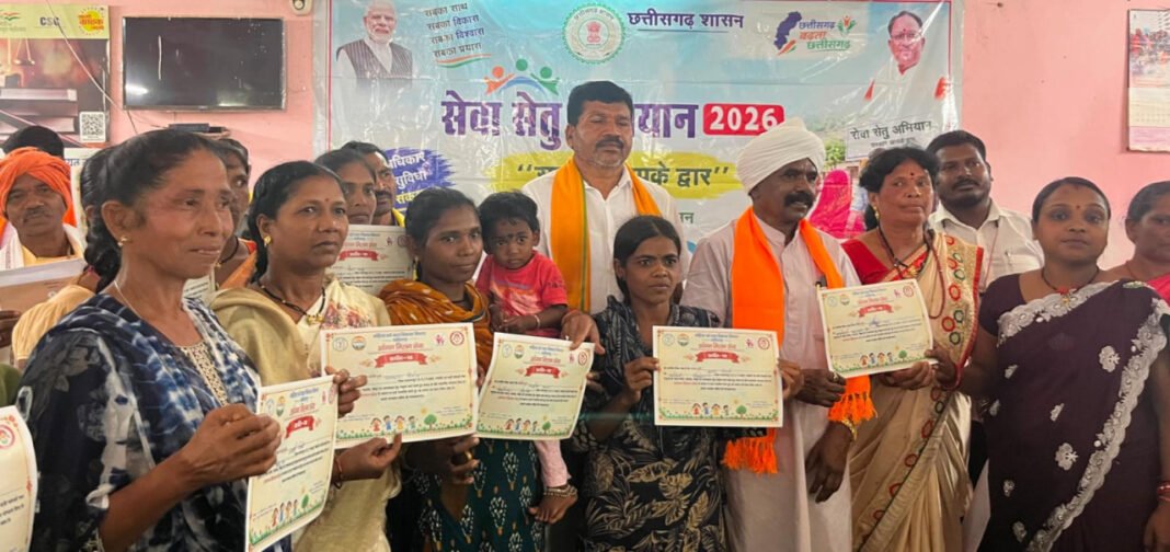 रायपुर : सेवा संकल्प अभियान : नारायणपुर के बेनूर में सजा सेवा सेतु का मंच