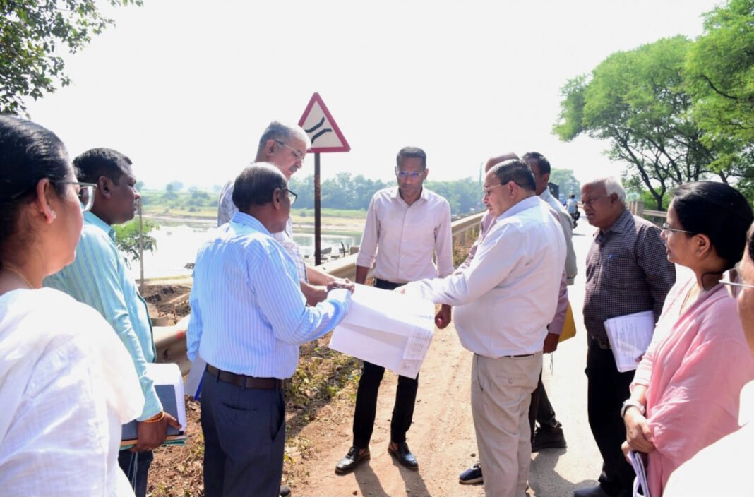 रायपुर : पीडब्ल्यूडी सचिव ने सड़कों, पुलों, कॉलेज भवन और विश्राम गृह का किया निरीक्षण, गुणवत्ता में लापरवाही पर जताई नाराजगी